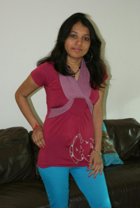 Indian MILF Kavya Sharma gets totally naked during a slow striptease