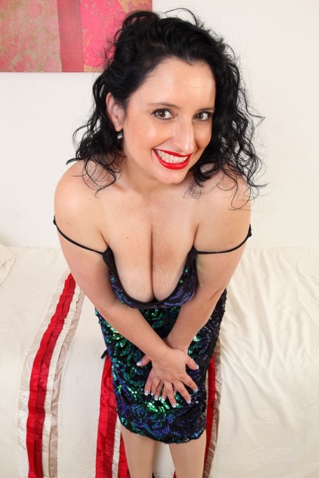Dark haired amateur Jasmine De fingers and toys her pussy in hosiery and heels