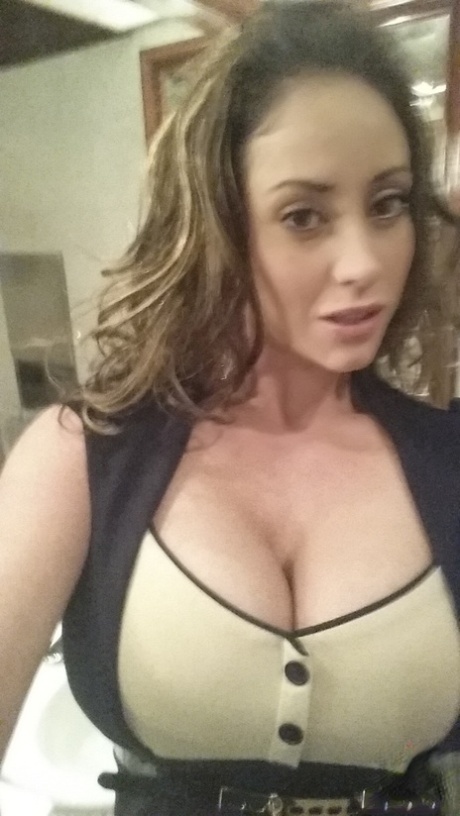 Woman with impressive assets Eva Notty adores making dirty selfies