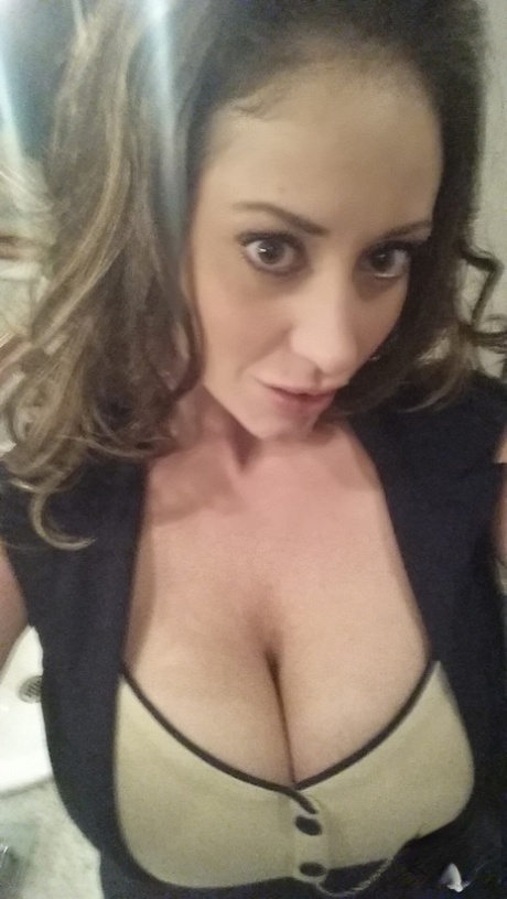 Woman with impressive assets Eva Notty adores making dirty selfies