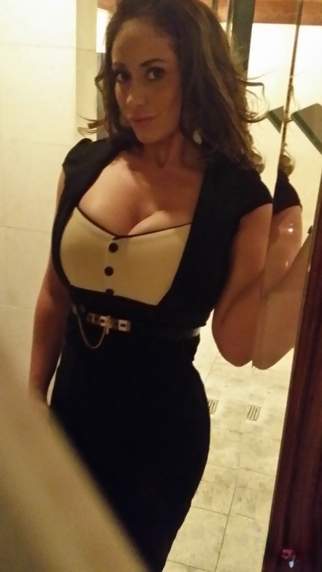 Woman with impressive assets Eva Notty adores making dirty selfies