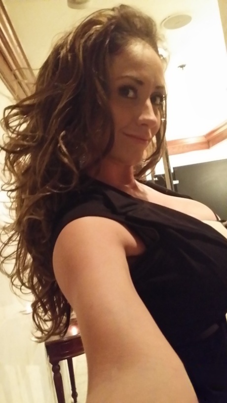 Woman with impressive assets Eva Notty adores making dirty selfies