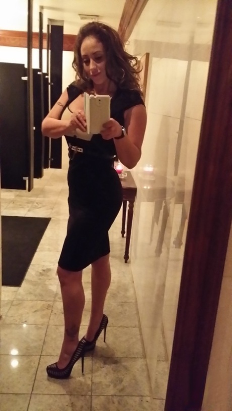 Woman with impressive assets Eva Notty adores making dirty selfies