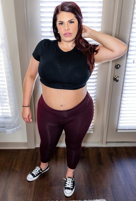 Chubby amateur Jessica Jax exposing her very big ass & her juicy tits